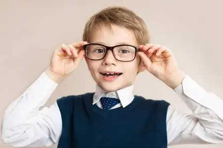 儿童小男孩少年戴着眼镜在灰色的上.白色的对象照片