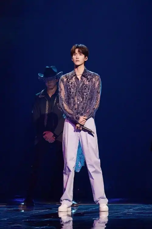 周柯宇晚八点歌会舞台照