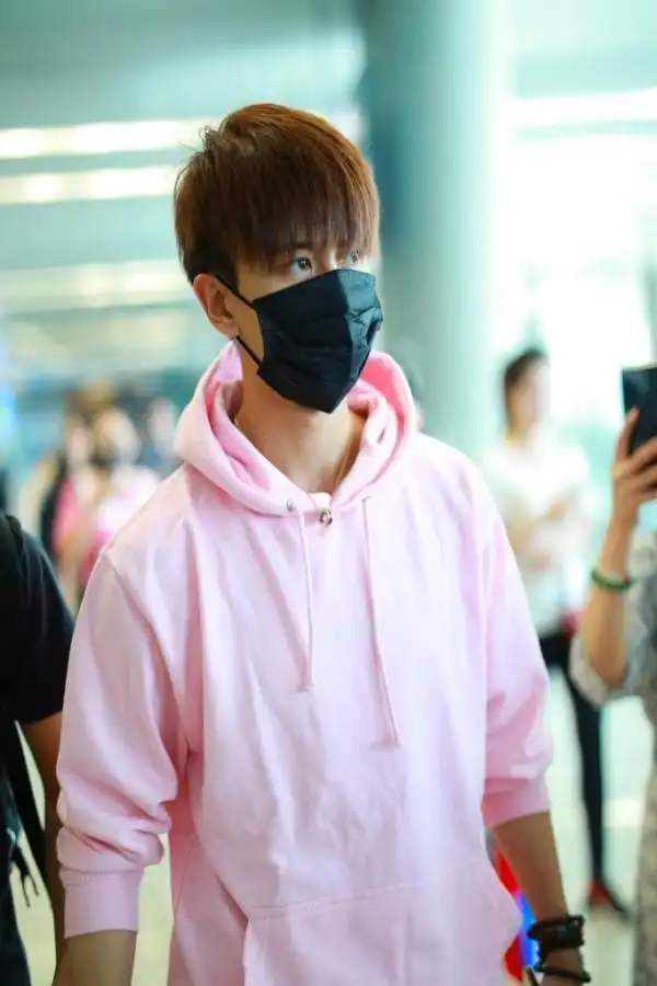 组图:任嘉伦口罩掩面现身上海机场 粉色卫衣凸显"鲜嫩"一面