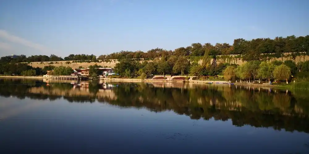 晨曦中的月牙湖