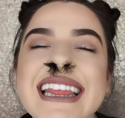 城会玩!辣眼睛时尚潮流来袭,国外开始流行贴假鼻毛