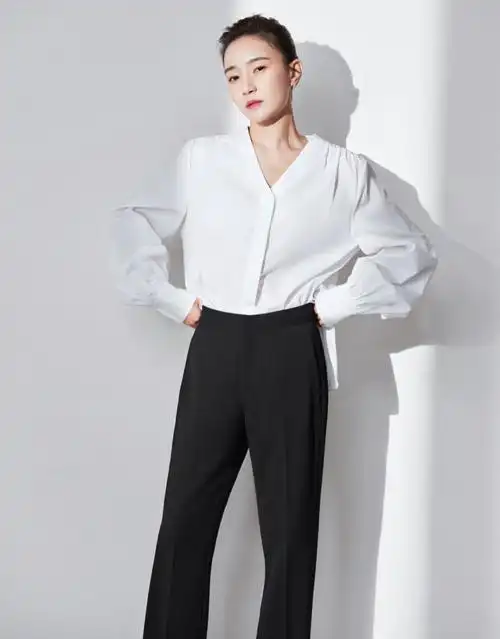 黑衬衣配白裤子怎么样 黑色衬衫配白色短裤可以么