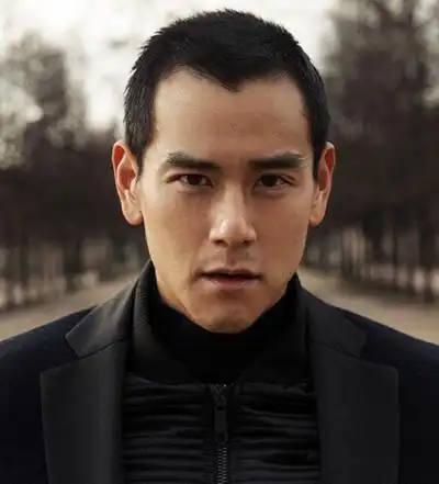 彭于晏短发发型四:露额的短发背头发型,再用发蜡顶着做出蓬松的效果