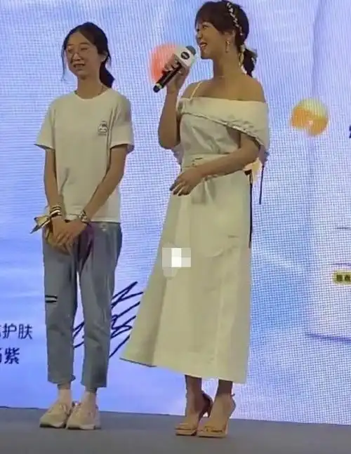 都说杨紫不适合露肩,无修图下看清全身照,说她120斤我都信