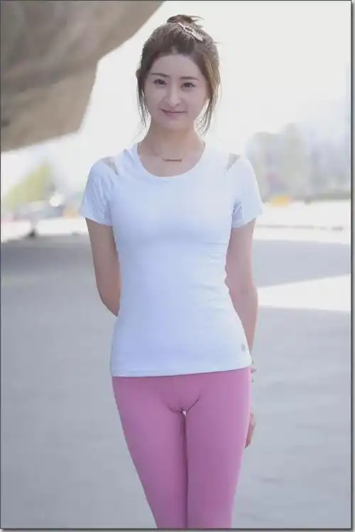 作为一个女孩,按照当前的流行趋势,穿着瑜伽裤不仅不会显得尴尬,而且