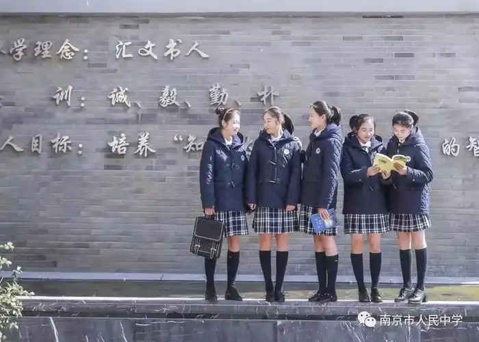 【七彩汇文】云想衣裳花想容 汇文润泽文化浓_校服