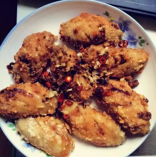 家常菜 香辣炸鸡翅 可乐鸡,啤酒鸭,雪碧鹅,都没有吃到,就炸鸡翅吧,挺