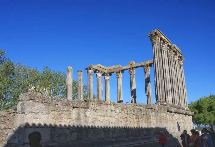 又被西哥特人和摩尔人占领,各时期的建筑风格雕琢了埃武拉繁华的过去