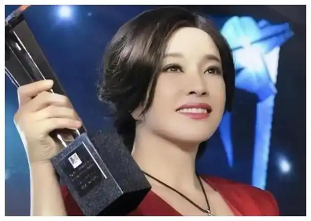 近日,演员刘晓庆以其出色的身材管理和外貌状态再次引起广泛关注.