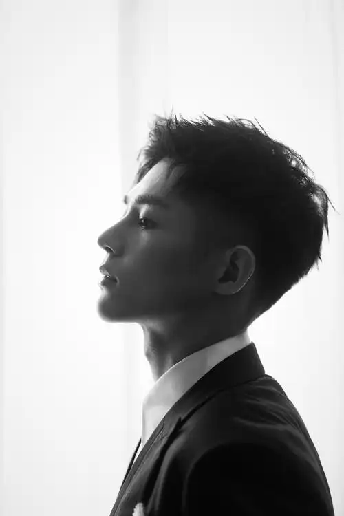 潘宥诚西装写真展帅气侧颜杀,即将上线《明星大侦探》