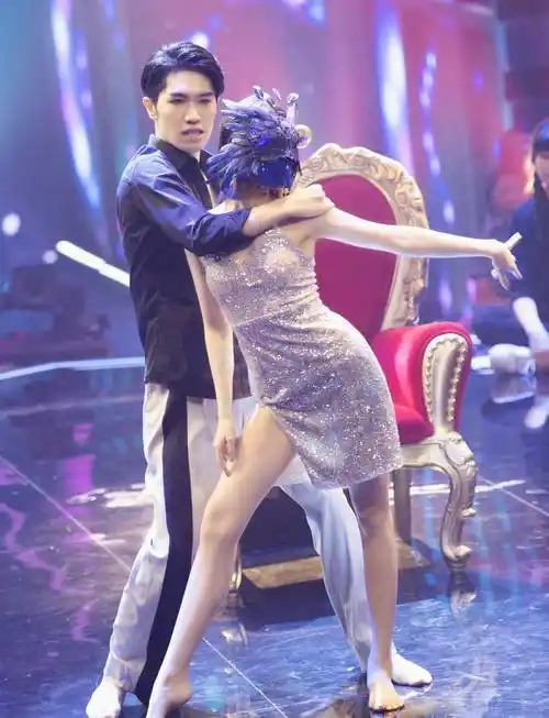 一出生就被爸爸遗弃,长大后被不忠诚的毛晓彤,看她如何华丽转身_陈翔