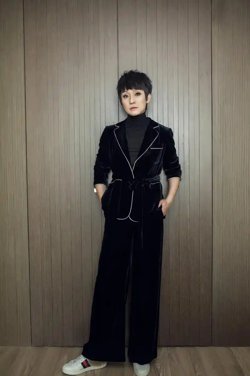 孔琳——             冬日写真      率性短发干练清爽 黑丝绒