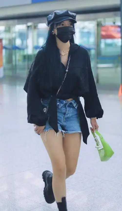 程潇穿搭真有品位黑色泡泡袖衬衫配超短裤白皙大长腿太惹眼