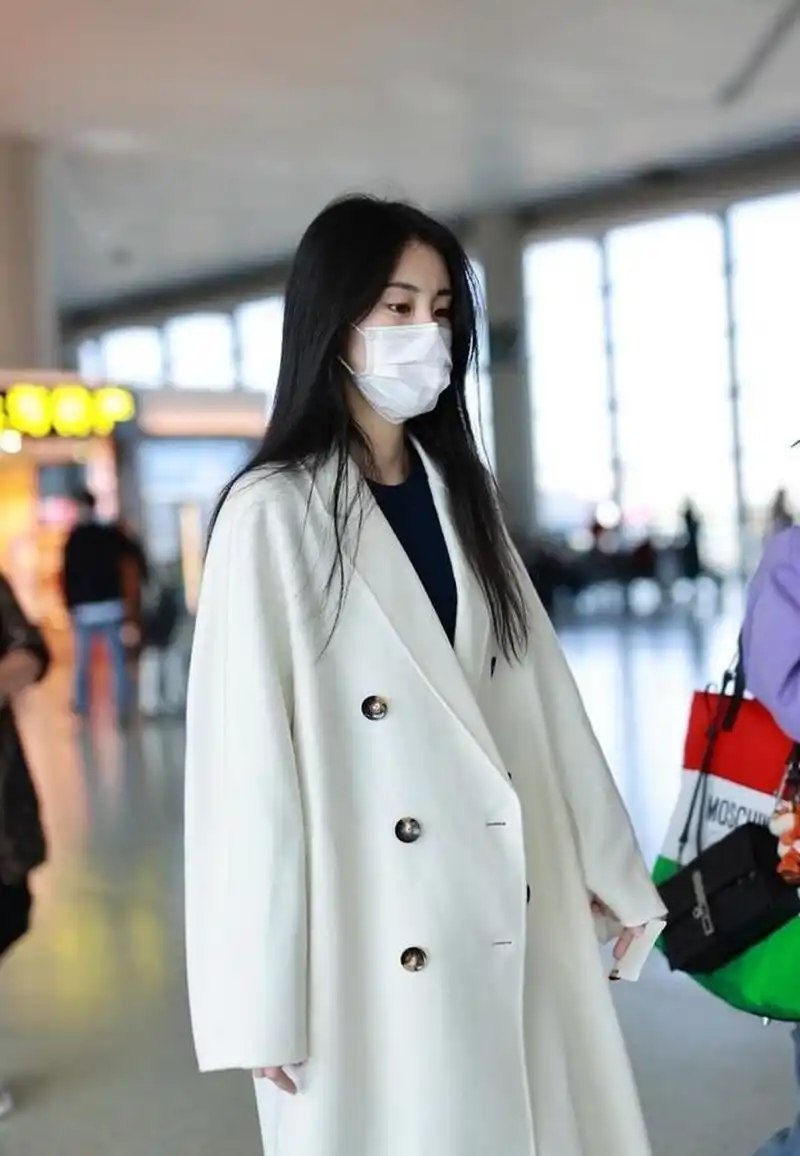 街拍:张碧晨现身机场