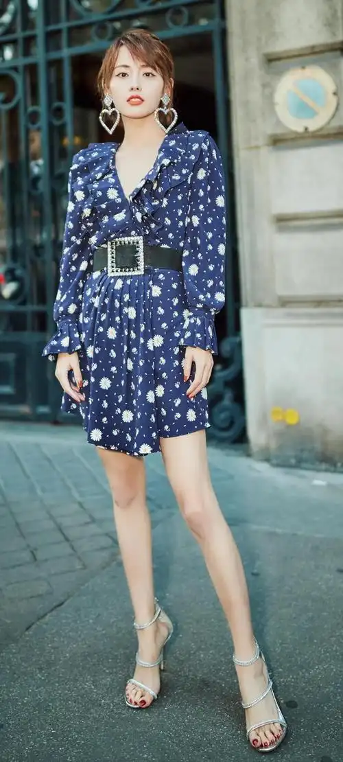 壁纸蜂腰细腿性感女王张嘉倪