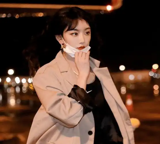 孔雪儿丝巾搭配超短裤好性感元气满满少女范儿