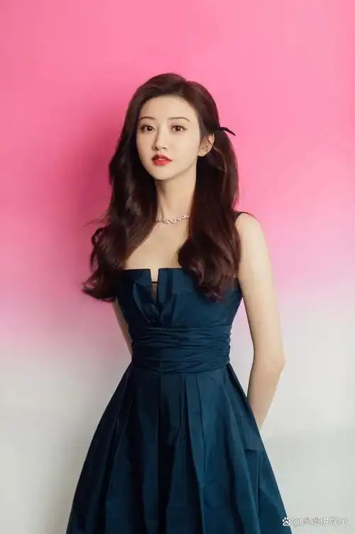 2021年,景甜展现出了全新的气质,她毫不犹豫地在摄像机前跳舞,歌唱