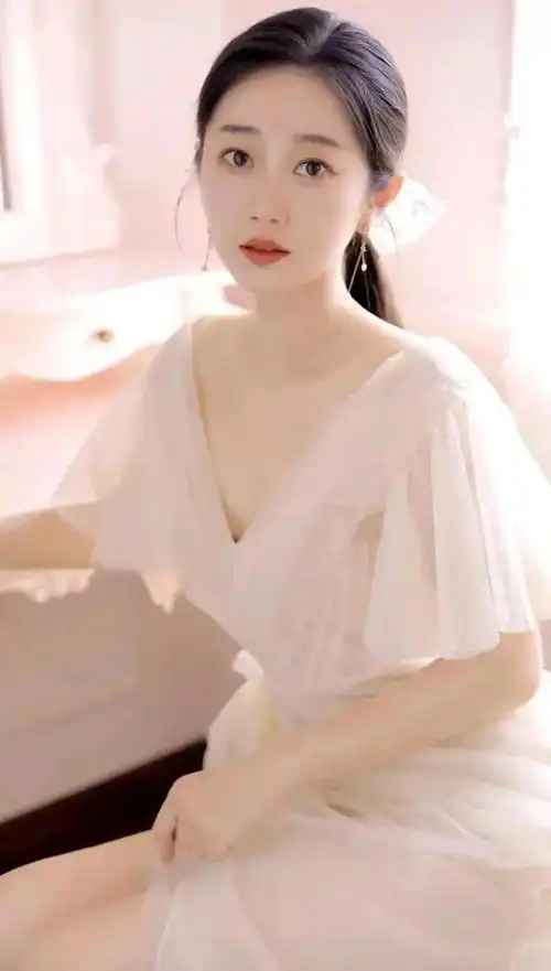 陈嘉男白裙长靴不可方物