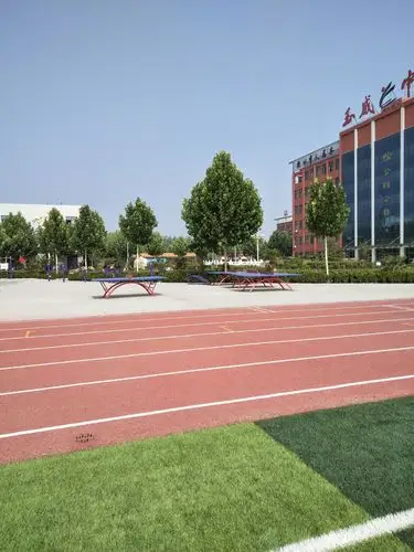 美丽的李屯新村玉成中学校园景色好美呀