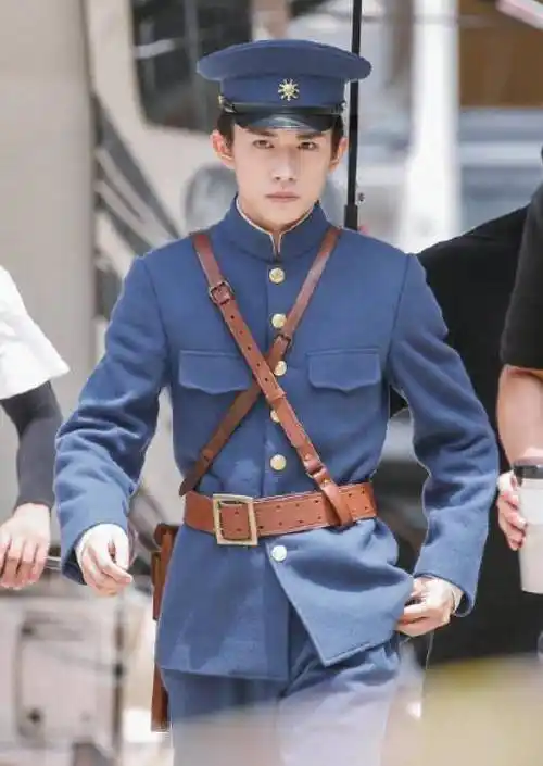 别人穿军装又飒又a,他却穿出了"奶萌感"_服装_造型_发型