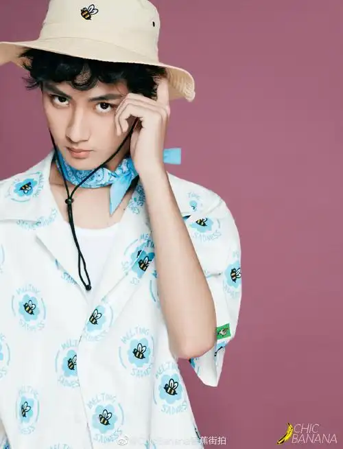 边程×#chicbanana#look2:印花衬衫童趣又可爱,同色丝巾装点足够清爽