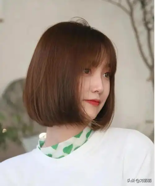 亚麻发色的波波头很与众不同,适合年轻女性.