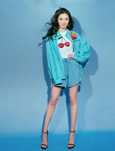 33岁杨幂上快本,衬衫t恤搭配超短裙已经够减龄,还扎马尾辫装嫩