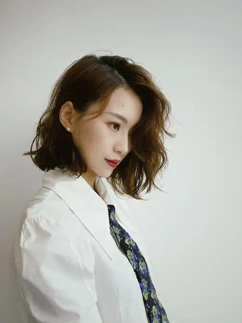 短发莱斯利卷发