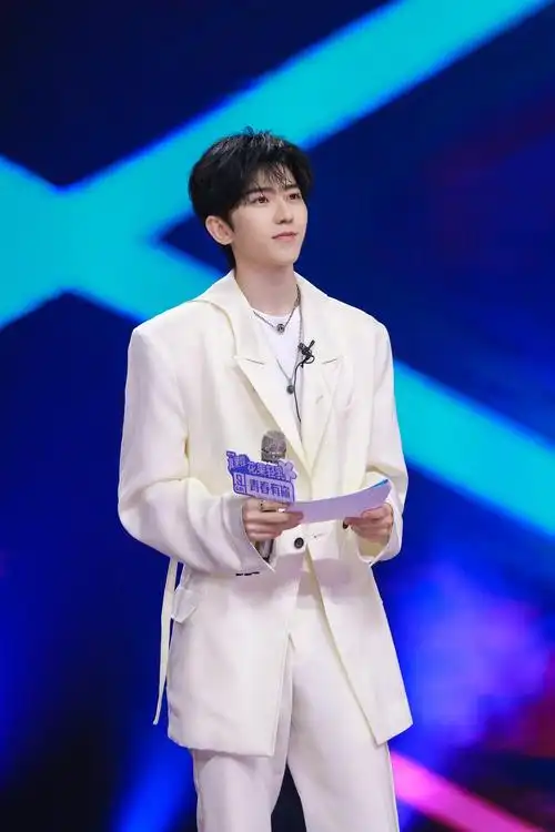 蔡徐坤今晚造型,简单白色系西装搭配,沉稳帅气.笑容温柔自信