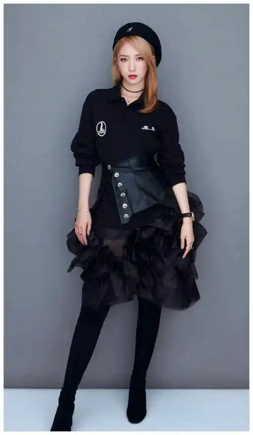 原创孟美岐就不适合穿紧身皮衣穿不出时尚来反倒勒出一圈游泳圈