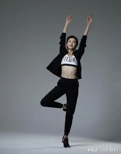 张俪棚拍瑜伽健身衣原素材底片高清无修复原生态生图.