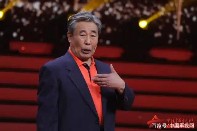 图为"特邀军歌推广大使"李文启