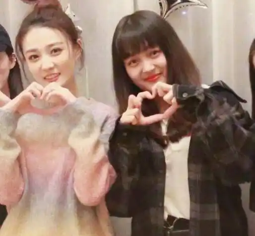 徐璐晒合影,赵丽颖前助理大方出镜,无名指戴戒指已经结婚了?