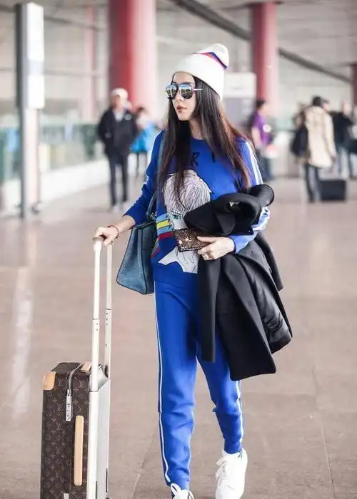 范冰冰机场造型难得接地气针织运动套装配毛线帽终于有亲切感