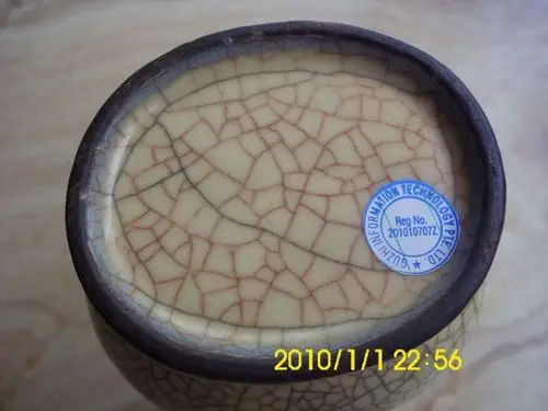 鳝血为上,鳝血金丝开片最珍贵,铁足是宋官窑特征,官哥一家是宋代特征.