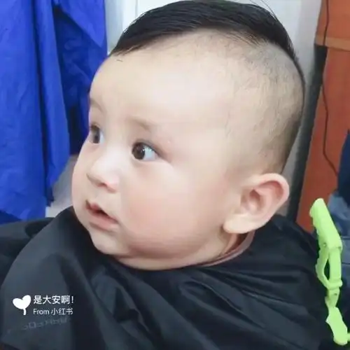 一不小心就剪了个桃子头……#小红书萌娃大赛 #萌娃日记