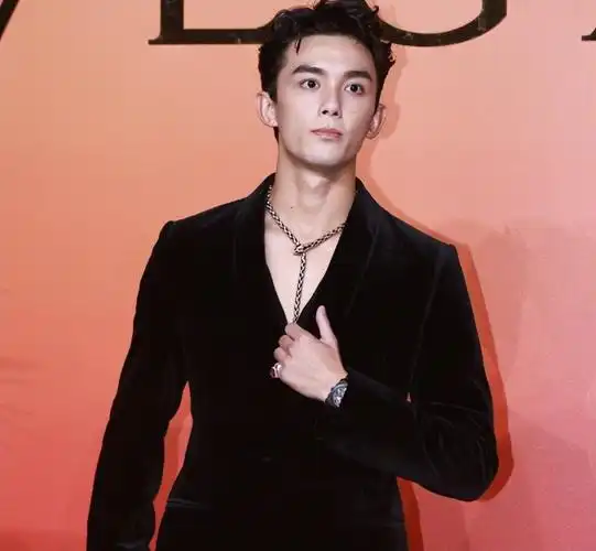 吴磊现身宝格丽活动为展示灵蛇项链领口往下剪开两寸诚意十足