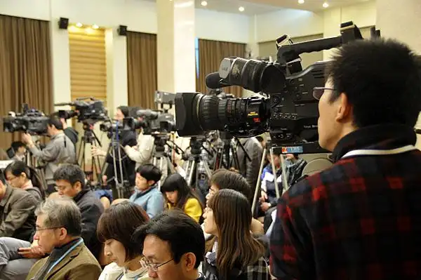 采访发布会的电视记者