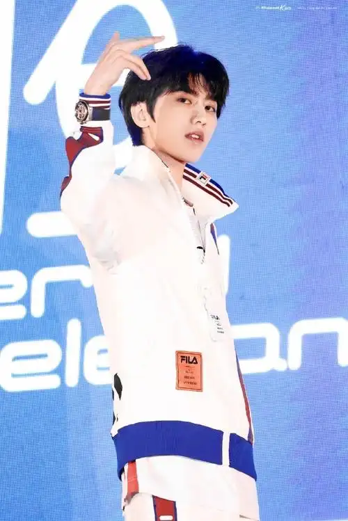 你轻轻一个吻00    #蔡徐坤#ride or die -蔡徐坤