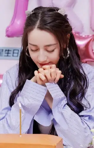 迪丽热巴 活在当下登上网络热搜了, 到底发生啥了?