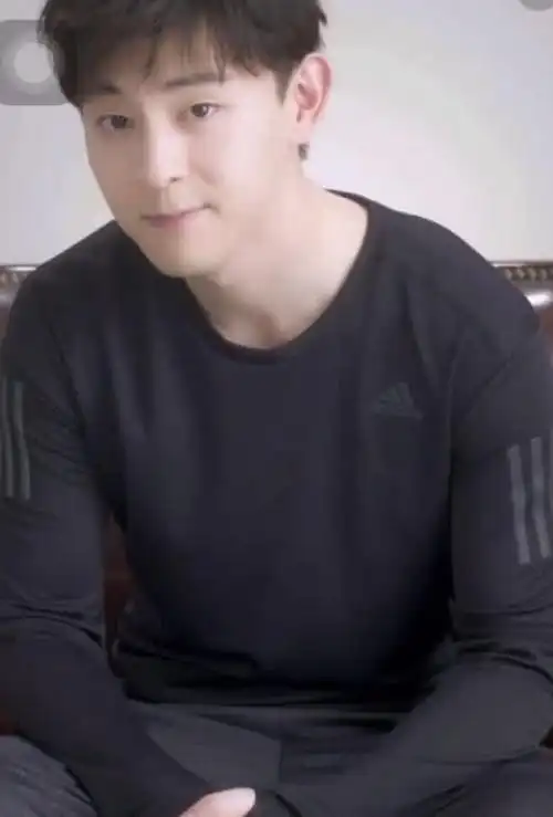 邓伦深夜狼狈现身直播间发福身材完美抢镜网友胖成宋仲基