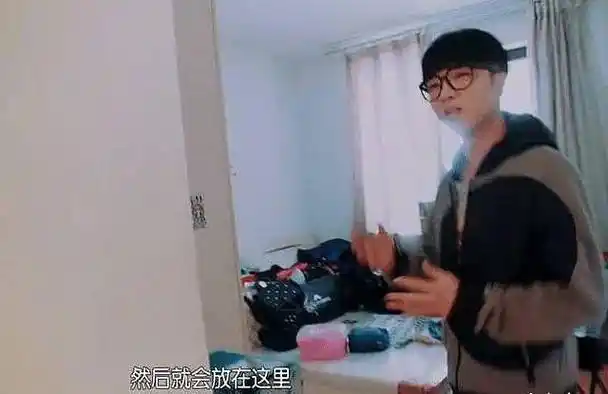 原创华晨宇节目中曝出自己的家装修简陋像出租房这真的是豪宅吗