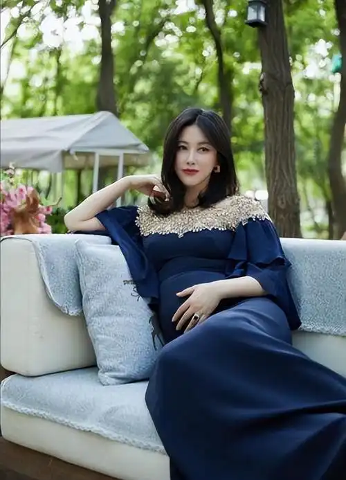 风情万种的6位女星,别人穿衣遮遮掩掩,她们却大方得体自信优雅