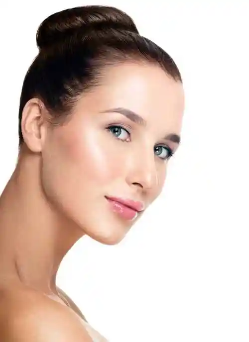 白色背景前皮肤光滑的美女