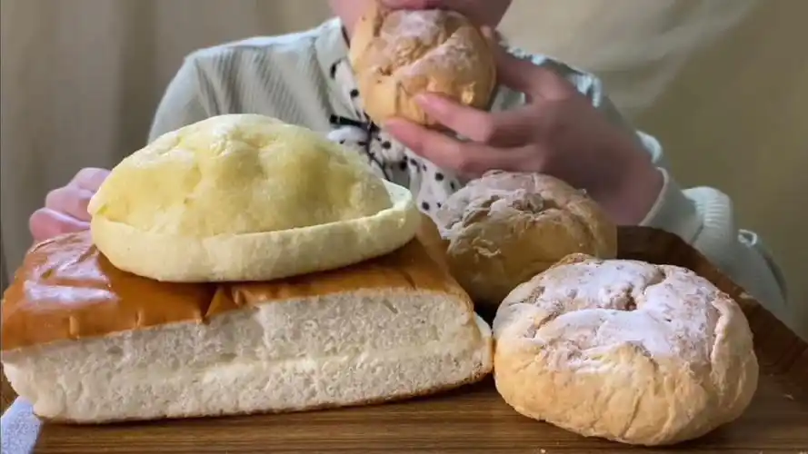 妹子吃奶油面包,咀嚼音