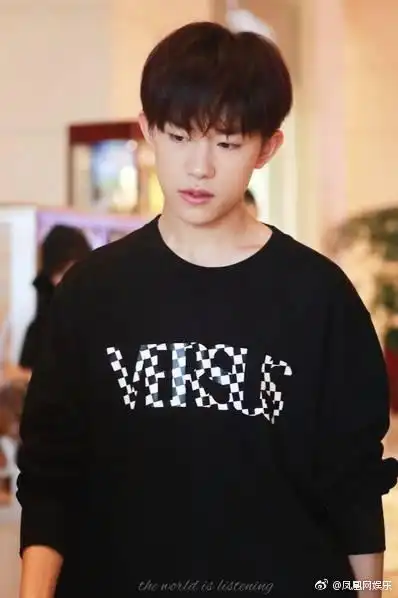 tfboys 新闻列表 > 新闻详情今日,千玺一身黑色卫衣搭配格子裤的穿搭