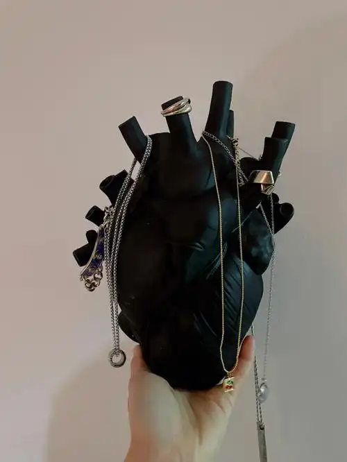 宝藏花瓶黑色心脏被我拿来挂项链了