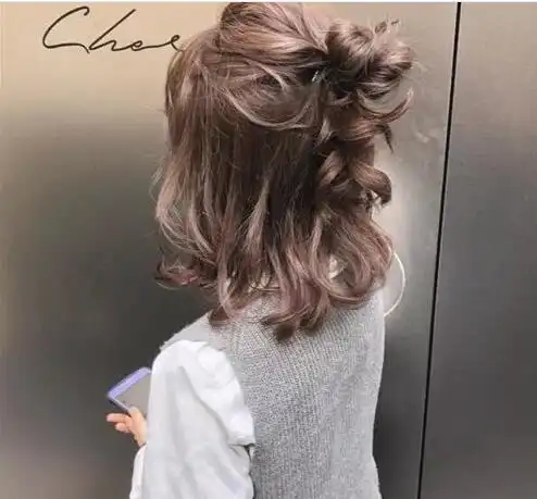 2020流行女生半扎式丸子头烫发发型 慵懒清新文艺范(2)