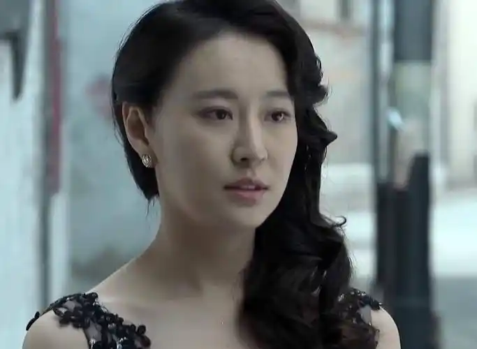 2015年,出演谍战剧《伪装者》中于曼丽这个角色,是宋轶演艺路上最重