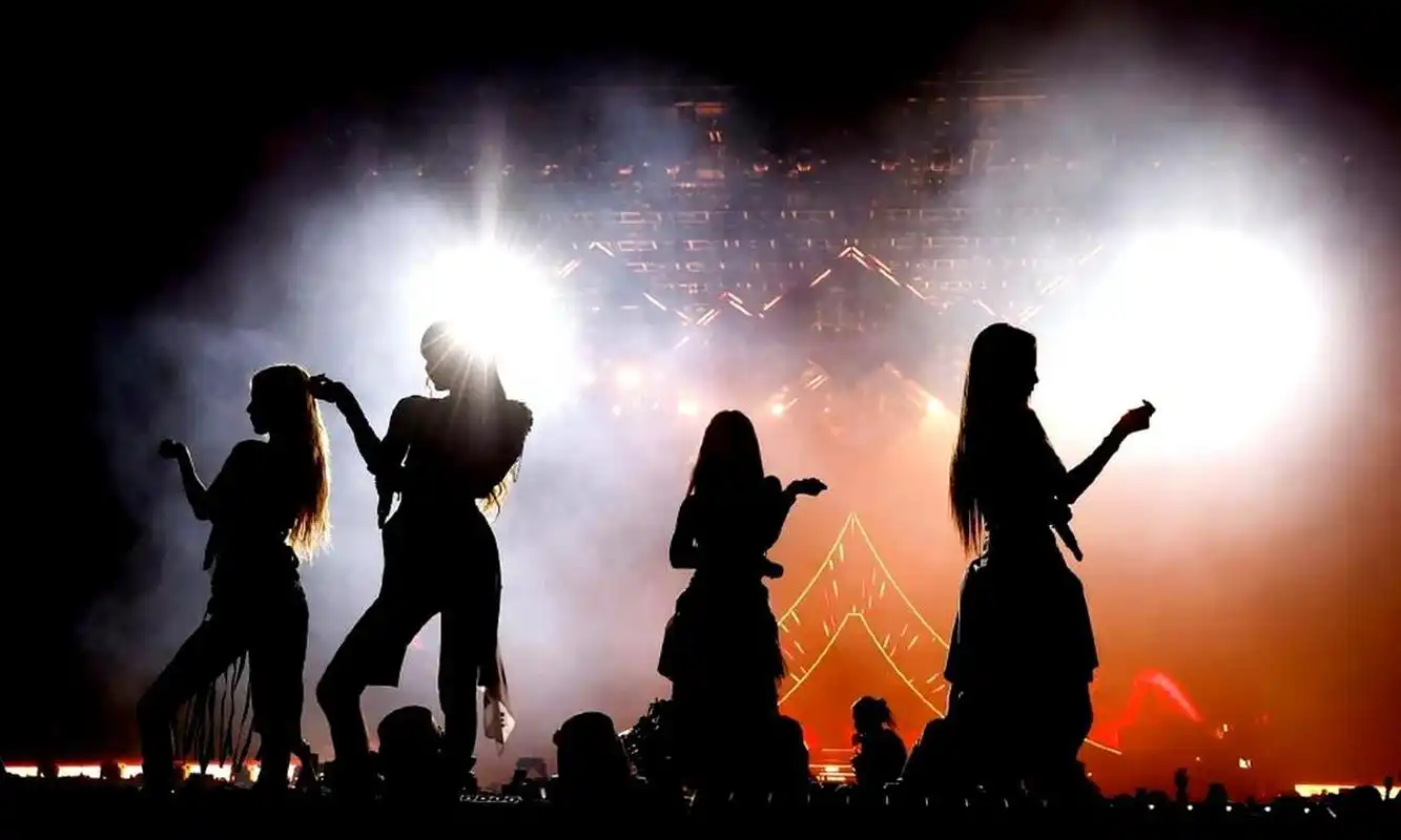 blackpink和何超莲在科切拉舞台上的合照让网友们惊叹"美女联盟太梦幻